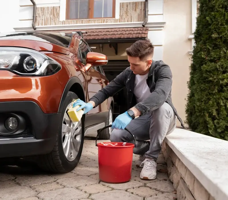 Lavage auto à domicile Le Poiré-sur-Vie : professionnel intervenant sur un véhicule